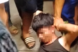 Thanh niên cướp tiệm vàng nhưng hành động sau đó mới gây choáng váng