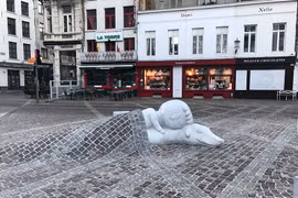 Xúc động rơi nước mắt câu chuyện bức tượng ở nhà thờ Bỉ