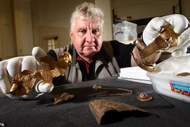 Loạt báu vật "khủng" thợ dò kim loại bất ngờ phát hiện