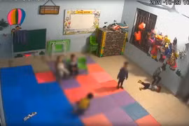 Bé gái 2 tuổi bị bạn đánh ở Bắc Giang: Tạm dừng hoạt động nhóm giữ trẻ