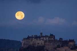 Trăng Sói thắp sáng bầu trời đêm, 'nuốt chửng' sao Hỏa