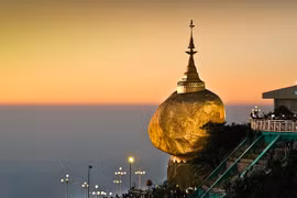 Tảng đá dát vàng ở Myanmar nằm ở vị trí “hiểm”, đứng vững trước động đất