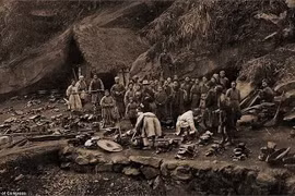 Xem ảnh thời nhà Thanh, kinh ngạc nhan sắc hoàng hậu Uyển Dung ngoài đời thực