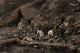 Xem ảnh thời nhà Thanh, kinh ngạc nhan sắc hoàng hậu Uyển Dung ngoài đời thực