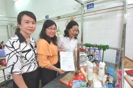 Khai sinh cho bé 4 tháng bị bố đánh gãy chân: Mang họ mẹ, tên cha để trống