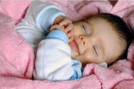 Sai lầm khi ủ ấm cho trẻ trong ngày lạnh cần tránh ngay