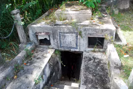 Xuống hầm mộ bí ẩn, rùng mình thấy quan tài "đi lại" tứ tung 