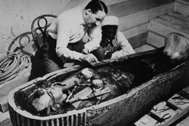 Mở mộ pharaoh Tutankhamun, kinh ngạc thấy báu vật dần lộ diện 