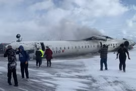 Máy bay lật ngửa khi hạ cánh tại Canada, 15 người bị thương