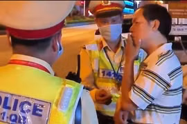 Cán bộ thuế ở Quảng Bình say rượu thách thức CSGT