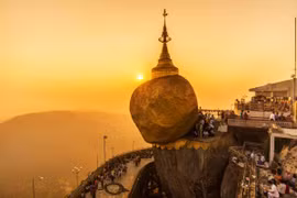 Tảng đá dát vàng nằm ở vị trí “hiểm” đứng vững trước động đất