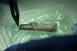 Khám phá bất ngờ về bùa hộ mệnh bằng bạc 1.800 tuổi