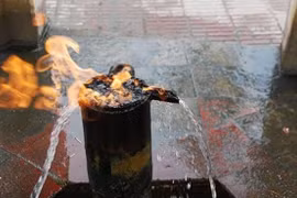 Kỳ bí dòng suối “thần” có thể bốc cháy trong phút chốc 