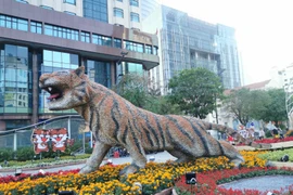 Đường hoa Nguyễn Huệ kéo dài thêm hai ngày để phục vụ người dân