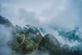 Mây trôi bồng bềnh thu hút du khách đến Hà Giang