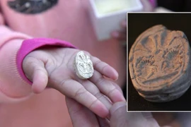 Nóng: Bé gái 3 tuổi nhặt được bùa hộ mệnh 3.800 tuổi