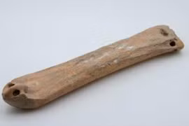 Mở mộ cổ Tân Cương, kinh ngạc thấy giày trượt tuyết 3.500 tuổi 