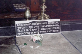 Lý do gì trên bia mộ đại thi hào Shakespeare có khắc lời nguyền?