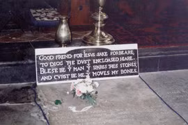 Lý do gì trên bia mộ đại thi hào Shakespeare có khắc lời nguyền?
