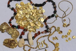 Mở mộ cổ 2.700 tuổi, phát choáng thấy hài cốt dát đầy vàng