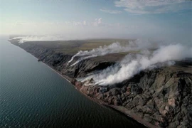 Bí ẩn vách đá bốc khói nghi ngút nhưng không tìm thấy nguồn lửa