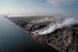 Bí ẩn vách đá bốc khói nghi ngút nhưng không tìm thấy nguồn lửa