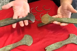 Dùng máy dò kim loại, phát hiện kho báu quý giá 3.600 năm