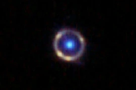 Hai thiên hà thẳng hàng Trái Đất tạo nên “chiếc nhẫn” ngàn năm có một