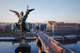 Độc đáo những bức tượng trên nóc tòa nhà ở Cộng hòa Czech