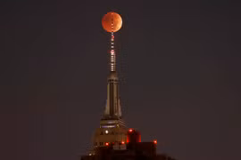 Những hình ảnh trăng máu đẹp lung linh, bùng nổ trên bầu trời