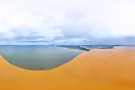 Nước 2 màu, vòi rồng khủng và những hiện tượng lạ thường trên biển VN 