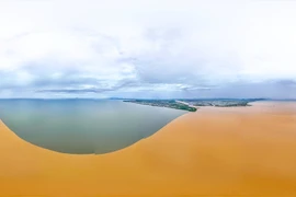 Nước 2 màu, vòi rồng khủng và những hiện tượng lạ thường trên biển VN 