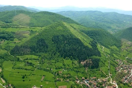 Bí ẩn những ngọn đồi giống kim tự tháp bị đồn chữa bách bệnh