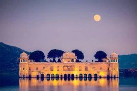 Xem cung điện Jal Mahal có kiến trúc độc đáo nhất ở Ấn Độ