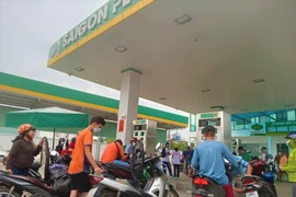 TP.HCM: Người dân chen chân chờ mua 20.000-30.000 đồng xăng