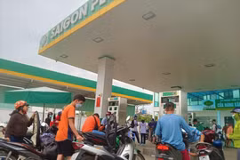 TP.HCM: Người dân chen chân chờ mua 20.000-30.000 đồng xăng