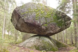 Tảng đá nằm chơi vơi trên mỏm đá nhỏ xíu, ngàn năm không đổ 