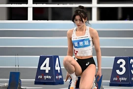 'Nữ thần điền kinh' xinh như mộng trên đường chạy, hút mọi ánh nhìn