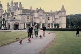 Khám phá tòa lâu đài cổ kính ở Scotland được Hoàng gia Anh yêu thích