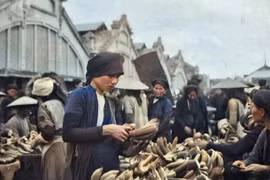 Thổn thức loạt ảnh đắt giá chợ Tết Hà Nội 100 năm trước