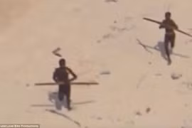 Bộ tộc biệt lập với thế giới, 'đón' khách bằng cung tên, mũi lao