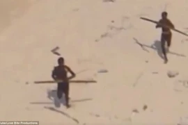 Bộ tộc biệt lập với thế giới, 'đón' khách bằng cung tên, mũi lao