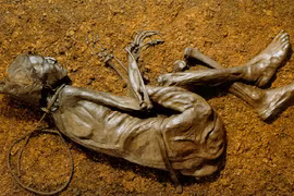 Bí mật xác ướp 2.400 tuổi có dây thừng tròng quanh cổ