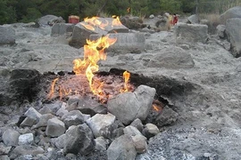 Kỳ bí những ngọn lửa cháy mãi không tắt