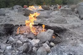 Kỳ bí những ngọn lửa cháy mãi không tắt