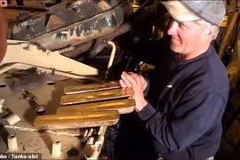 Mua xe tăng trên eBay, sốc nặng thấy 5 thỏi vàng bên trong 