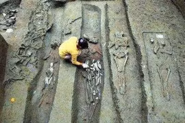 Khai quật mộ cổ, rùng mình 7 hài cốt đỏ như máu