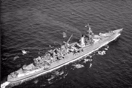 Tàu chiến Mỹ trúng ngư lôi, thủy thủ bị cá mập truy sát