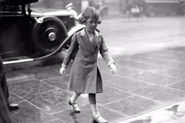 Nhan sắc xinh đẹp từ nhỏ của Nữ hoàng Elizabeth II 