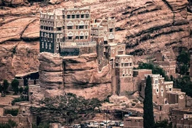 "Độc - lạ" cung điện 100 năm tuổi xây trên cột đá thẳng đứng 